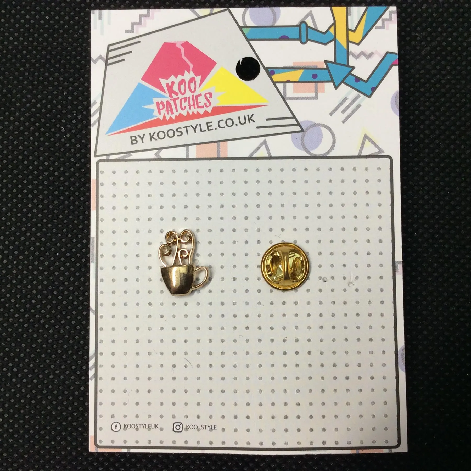 MP0229 - Gold Smokey Hot Drink Cup Metal Pin Badge
